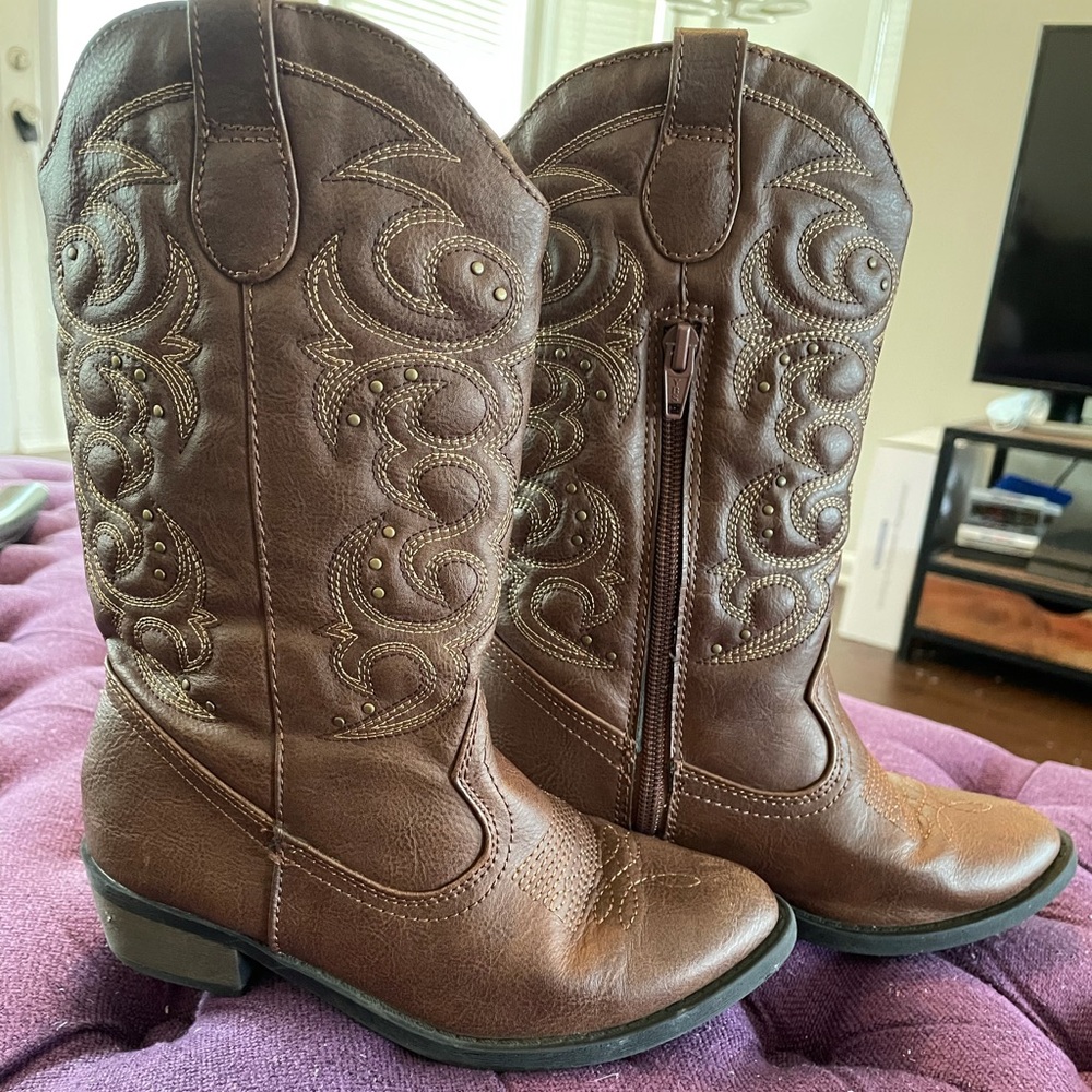 Little girl’s brown cowboy boots